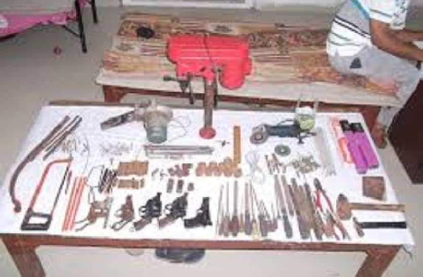 मालदा में एसटीएफ ने अवैध हथियार कारखाने का किया भंडाफोड़, दो गिरफ्तार मालदा में एसटीएफ ने अवैध हथियार कारखाने का किया भंडाफोड़, दो गिरफ्तार