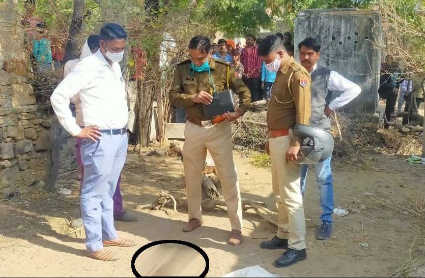 jaipur_news.jpg कुछ घंटे पहले जन्मे बच्चे का शव नोच रहे थे श्वान, धड़ के नीचे का पूरा हिस्सा नोचा, लोगों ने छुड़ाया
