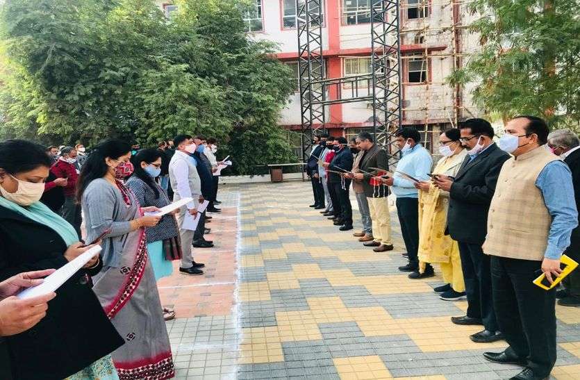 जेडीए अधिकारी करेंगे मतदाताओं को जागरूक, ली शपथ जेडीए अधिकारी करेंगे मतदाताओं को जागरूक, ली शपथ
