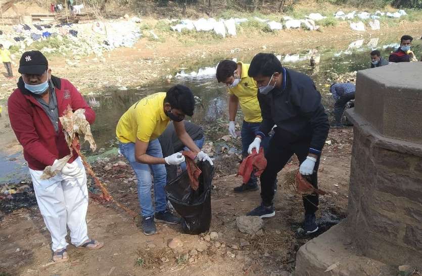The officials also supported. मोहन घाट में सफाई के लिए नदी पर उतरे युवा