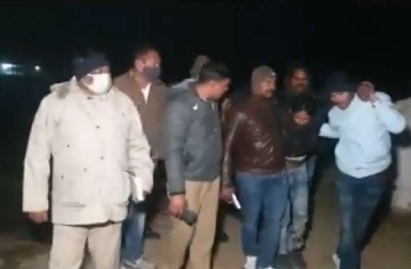 noida_police.jpg हत्या समेत 9 मामलाें के वांटेड बदमाश ने नाेएडा पर कर दी फायरिंग, मुठभेड़ के बाद गिरफ्तार