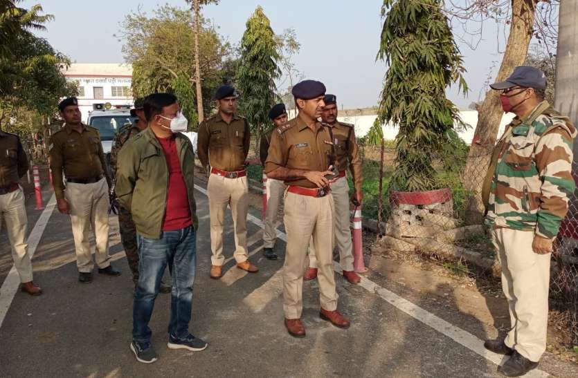 Collector-SP took stock from the air strip to the venue कलेक्टर-एसपी ने एयर स्ट्रिप से सभा स्थल तक लिया जायजा