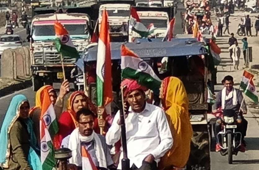 किसान तिरंगा ट्रैक्टर परेड , महिलाओं ने ट्रैक्टर चलाए किसान तिरंगा ट्रैक्टर परेड , महिलाओं ने ट्रैक्टर चलाए
