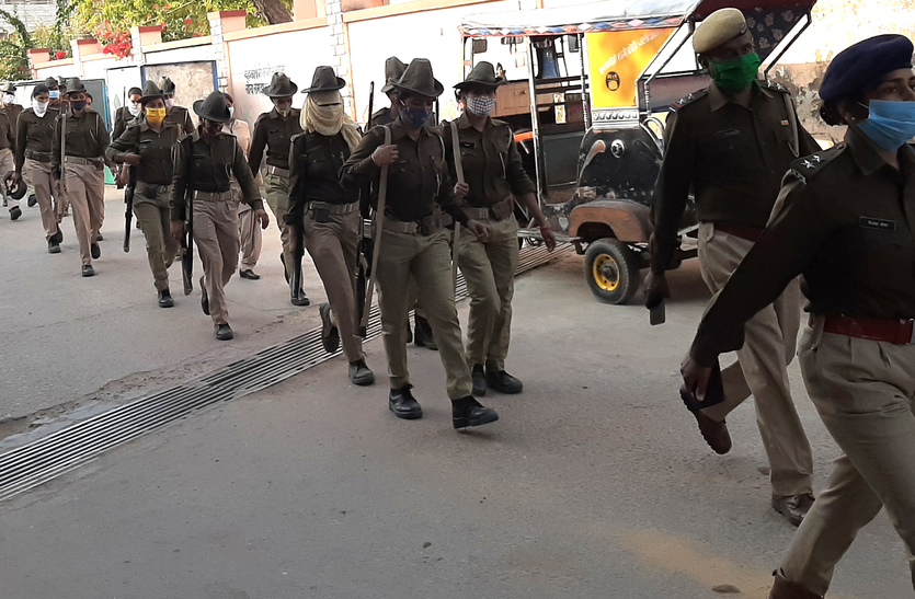 आखिर पुलिस ने क्यों निकाला फ्लैग मार्च आखिर पुलिस ने क्यों निकाला फ्लैग मार्च