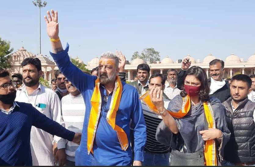 sanjay_dutt_in_nathdwara.jpg महिमा सुनी तो सांवरा के दरबार पहुंचे संजय दत्त और प्रिया दत्त