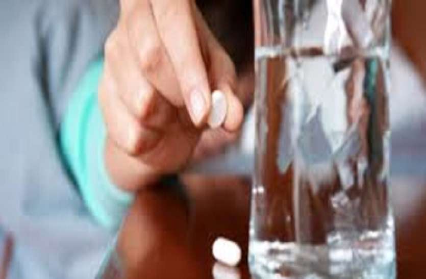 बुजुर्गों को रात में क्यों नहीं लेनी चाहिए नींद की गोलियां? बुजुर्गों को रात में क्यों नहीं लेनी चाहिए नींद की गोलियां?