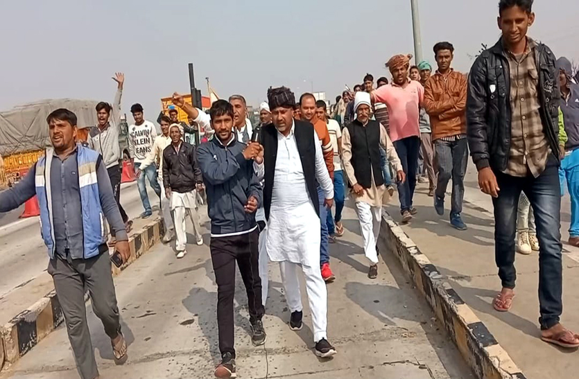14 वाहनों के काफिले के साथ किसानों का दिल्ली कूच 14 वाहनों के काफिले के साथ किसानों का दिल्ली कूच