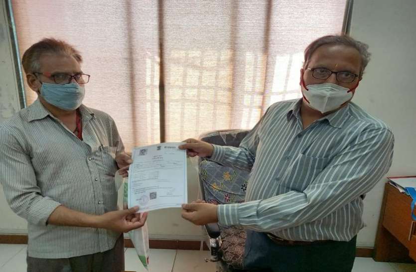 Surat/ तहसीलदार ने दिखाई संवेदना, एक घंटे में ही बनाकर दिया आय प्रमाणपत्र Surat/ तहसीलदार ने दिखाई संवेदना, एक घंटे में ही बनाकर दिया आय प्रमाणपत्र
