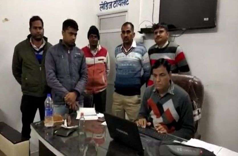 कृषि भूमि का आवासीय पट्टा जारी करने की एवज 15 हजार रुपए की घूस लेते लिपिक गिरफ्तार कृषि भूमि का आवासीय पट्टा जारी करने की एवज 15 हजार रुपए की घूस लेते लिपिक गिरफ्तार