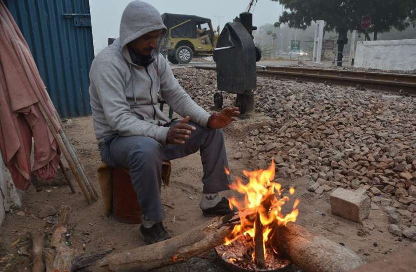 बर्फीली हवाओं से धूप में भी धूजणी बर्फीली हवाओं से धूप में भी धूजणी