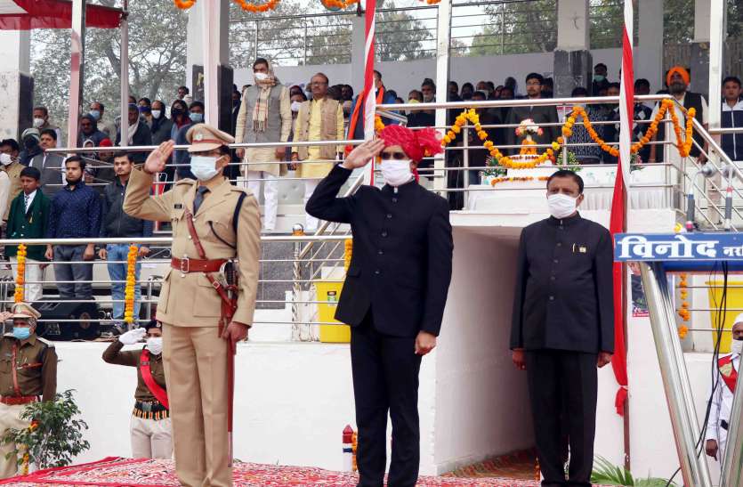 03.jpg नरसिंहपुर में कलेक्टर वेद प्रकाश ने किया ध्वजारोहण