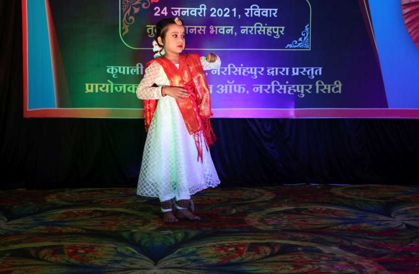 2501nsp14.jpg रोटरी क्लब की सांस्कृतिक संध्या में बच्चों ने दी शानदार प्रस्तुति