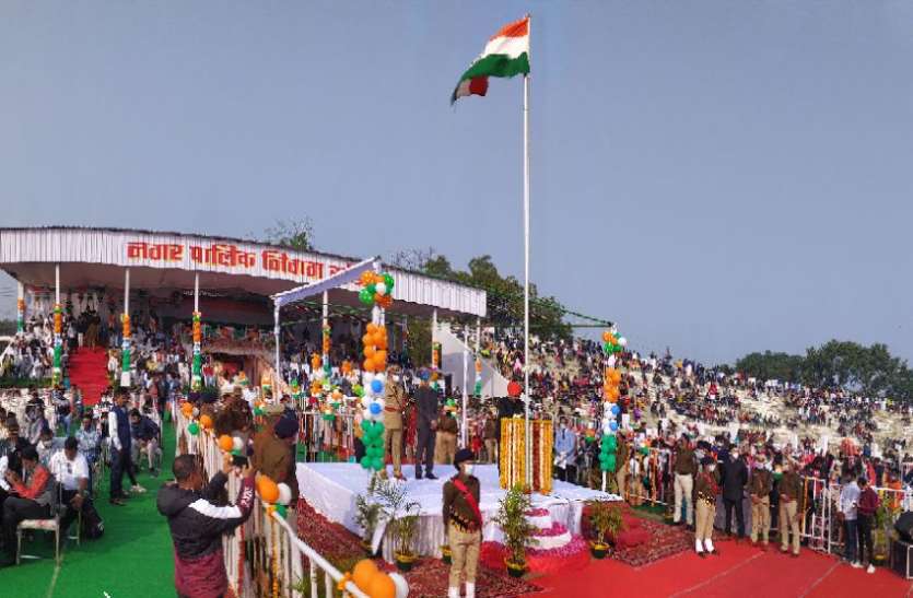 गणतंत्र दिवस- आन, बान, शान से लहराया तिरंगा गणतंत्र दिवस- आन, बान, शान से लहराया तिरंगा