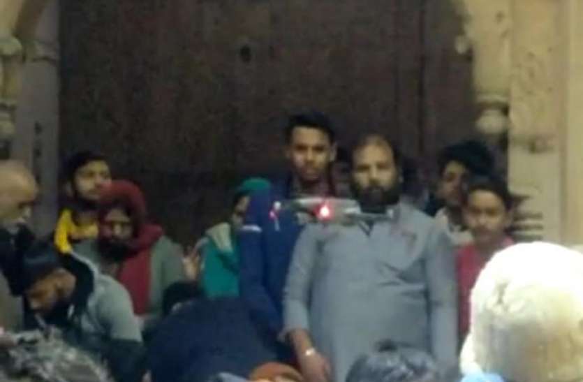 बाँके बिहारी मंदिर परिसर में उड़ता ड्रोन कैमरा - फ़ोटो - पत्रिका न्यूज़ नेटवर्क बांके बिहारी मंदिर में खुलेआम ड्रोन कैमरा उड़ने से हड़कंप, सुरक्षा में लगी सेंध