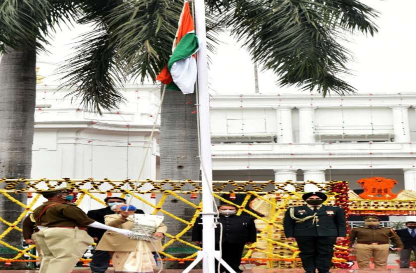 72nd Republic Day,Republic Day , Republic Day parade , Vidhan Bhavan,72nd Republic Day 2021 ,72nd Republic Day news ,Governor, up Governor, Anandiben Patel,up Governor Anandiben Patel 72nd Republic Day 2021 : राज्यपाल ने राजभवन में झण्डारोहण किया