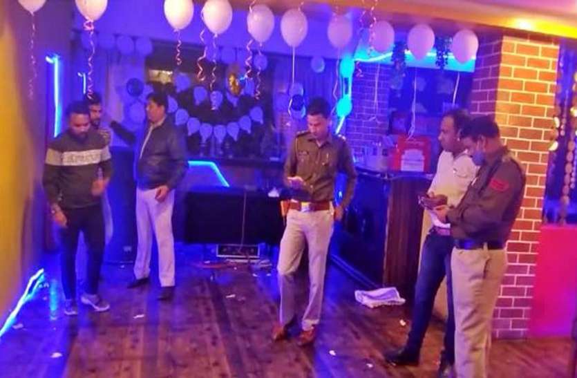 Illegal liquor धड़ल्ले से कैफे में चल रहा था अवैध शराब का धंधा