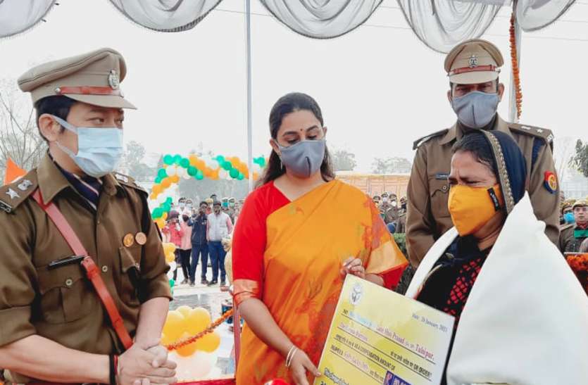 Balrampur news धूमधाम से मनाया गया गणतंत्र दिवस, शहीद की पत्नी को दी गयी 50 लाख रुपए की अर्थिक मदद व अंगवस्त्र