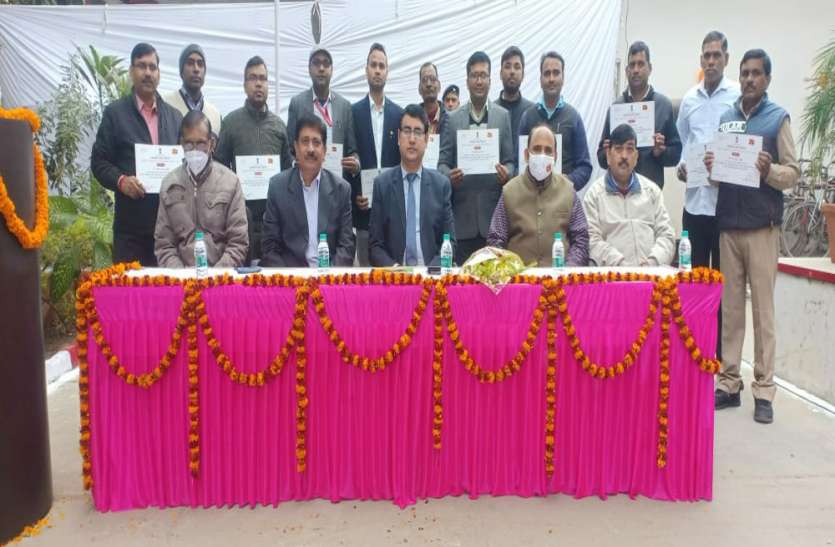 संविधान में प्रदत्त अधिकारों के साथ-साथ कर्तव्यों का भी विवेकपूर्ण अनुपालन आवश्यक है। 26 जनवरी को डाक कर्मियों को किया सम्मानित,पढ़िए पूरी खबर