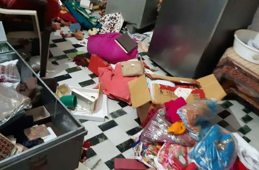 रेलवेकर्मी के मकान से 114 तोला सोना, 3 किलो चांदी व 3.80 लाख रुपए चोरी रेलवेकर्मी के मकान से 114 तोला सोना, 3 किलो चांदी व 3.80 लाख रुपए चोरी
