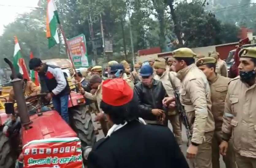 d.jpg Tractor Rally के दौरान सपा कार्यकर्ताओं और पुलिस के बीच हुई तीखी नोकझोंक