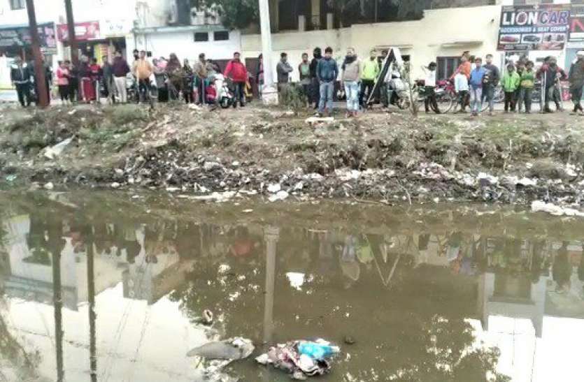 drain.jpg गणतंत्र दिवस पर नाले में पड़ी मिली शेयर व्यापारी की लाश