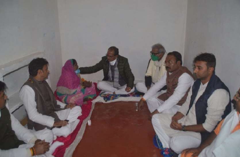 rewa दलित महिला के घर स्वल्पाहार करने पहुंचे सीएम से आखिर उसने क्या मांगा जिसे पूरा नहीं कर पाए