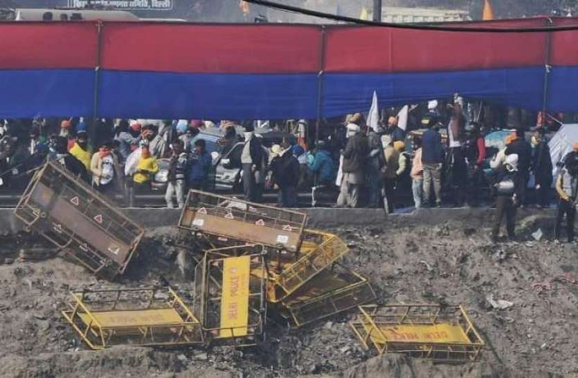 gzb.jpg Farmers Tractor Rally: बैरिकेड़ तोड़कर दिल्ली में घुसे किसान, पुलिस ने दागे आंसू गैस के गोले, भांजी लाठियां