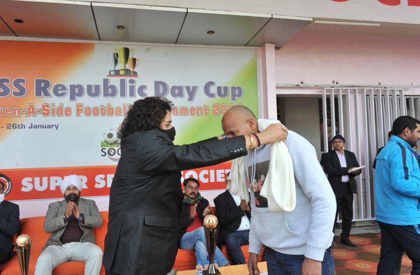 यूपी पुलिस के सीनियर फुटबॉल खिलाड़ी हादी हसन (आठ बार संतोष ट्राफी में यूपी टीम का प्रतिनिधित्व) को भी सम्मानित किया गया। सुपर स्पोर्ट्स सोसायटी द्वारा सम्मानित करने का सिलसिला जारी, इनका हुआ सम्मान