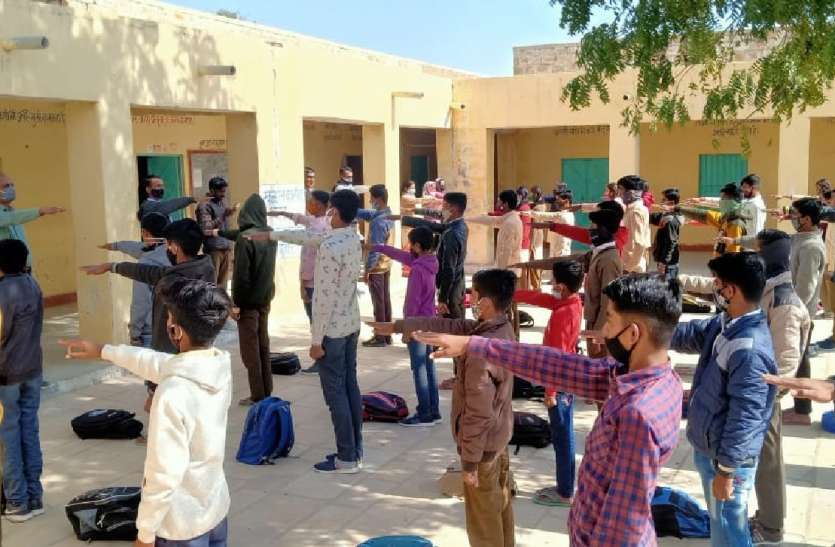 श्रेष्ठ कार्य संपादन के लिए योग्यता प्रमाण पत्र एवं स्मृति चिह्न देकर किया सम्मानित श्रेष्ठ कार्य संपादन के लिए योग्यता प्रमाण पत्र एवं स्मृति चिह्न देकर किया सम्मानित