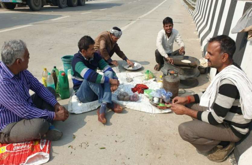 kisan-1.jpg किसान आंदाेलन : ईस्टर्न पेरिफेरल एक्सप्रेस वे पर लगा 20 किमी लंबा जाम