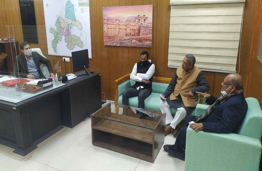 पौंड्रिक उद्यान में पार्किंग निर्माण के विरोध में हैरिटेज नगर निगम आयुक्त लोकबन्धु को ज्ञापन सौंपने पहुंचे भाजपा नेता। काम रोकने का आग्रह, नहीं मानने पर आंदोलन की चेतावनी
