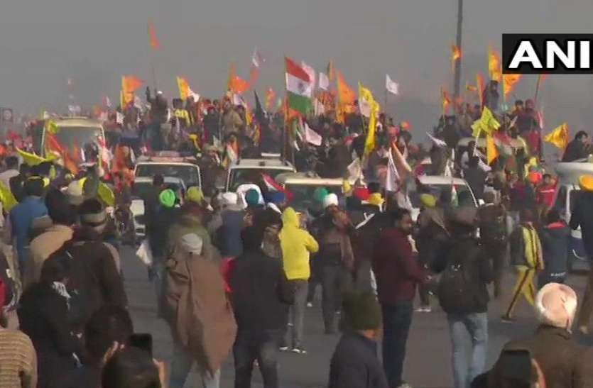 Farmers Republic Day tractor rally from Tikri border enters Delhi टिकरी बॉर्डर से किसानों की ट्रैक्टर रैली दिल्ली में दाखिल, देखती रही पुलिस