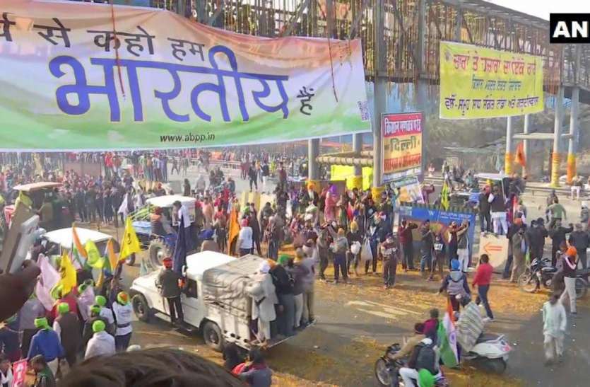 Delhi Locals shower flower on farmers tractor parade on Republic Day राजधानी की सड़कों पर 'जय किसान', ट्रैक्टर रैली की राहों पर बिछाए दिल्लीवासियों ने फूल
