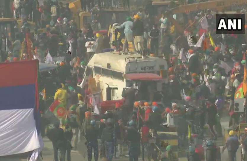 Farmers break Ghazipur barricade, police release tear gas किसानों ने तोड़ा गाजीपुर बैरिकेड, पुलिस ने छोड़े आंसू गैस, जमकर हंगामा
