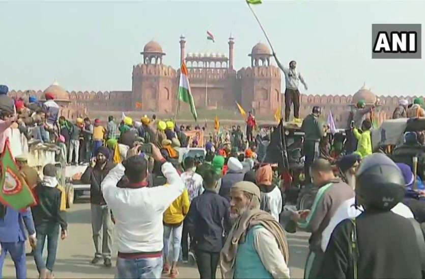 Hundreds of farmers captured the Red Fort with tractors किसानों का सैंकड़ों ट्रैक्टर के साथ लाल किले पर कब्जा, लग रहे हैं जय किसान के नारे!