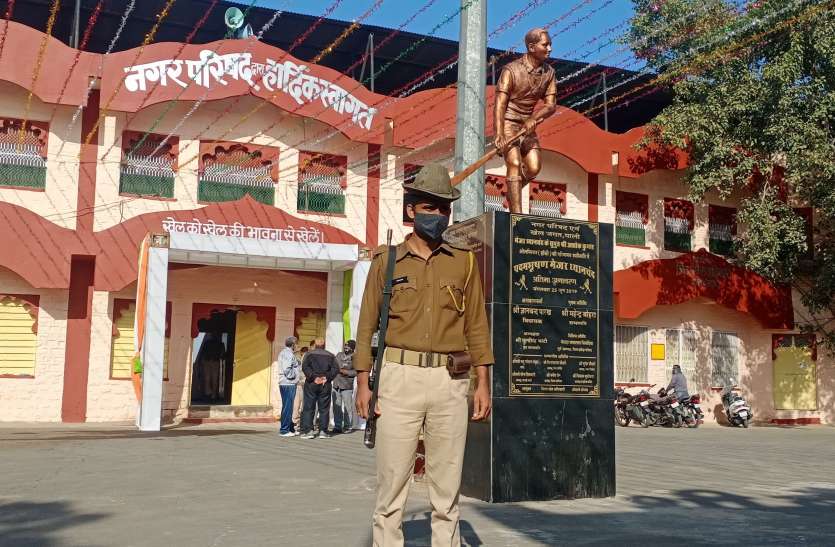 , लगभग 150 वर्ष पूर्व 1867 में गाडरवारा में नगर पालिका एवं पुलिस थाने की स्थापना ब्रिटिश राज के दौरान की गई थी। अंग्रेजों के जमाने में आजादी के आंदोलनों की गवाह रही पुरानी पुलिस चौकी