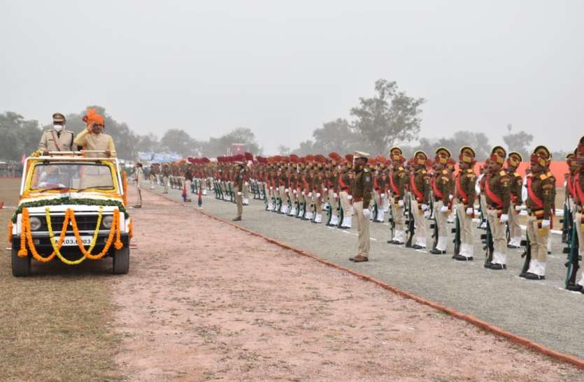 Republic Day Chief Minister Shivraj said - Will Savarna Commission मुख्यमंत्री ने ध्वजारोहण कर ली परेड की सलामी, कहा-कर्मचारियों के एरियर्स की एक-एक पाई का भुगतान होगा