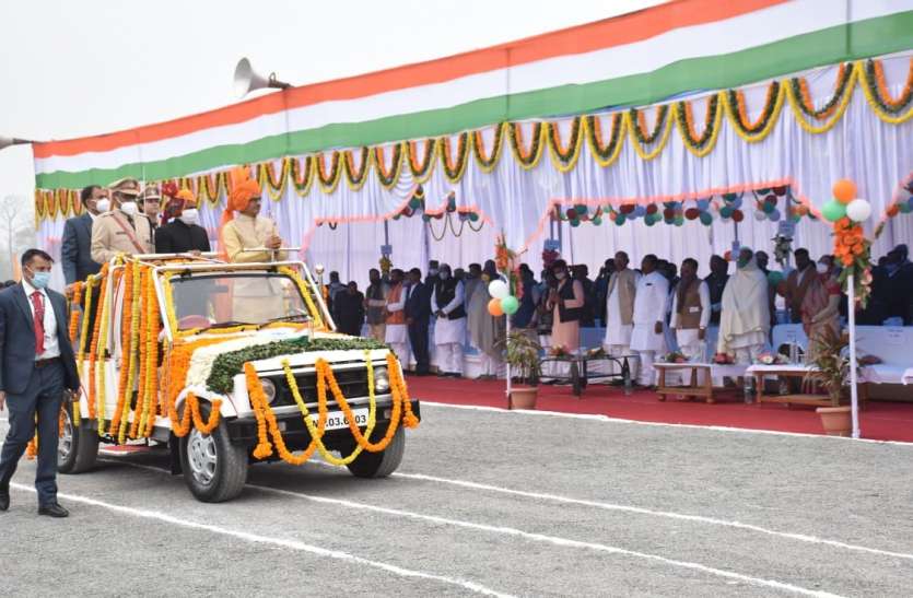 Republic Day Chief Minister Shivraj said - Will Savarna Commission मुख्यमंत्री ने कहा माफियाओं के कब्जे से 8 हजार करोड़ रुपए कीमत की जमीन खाली कराई
