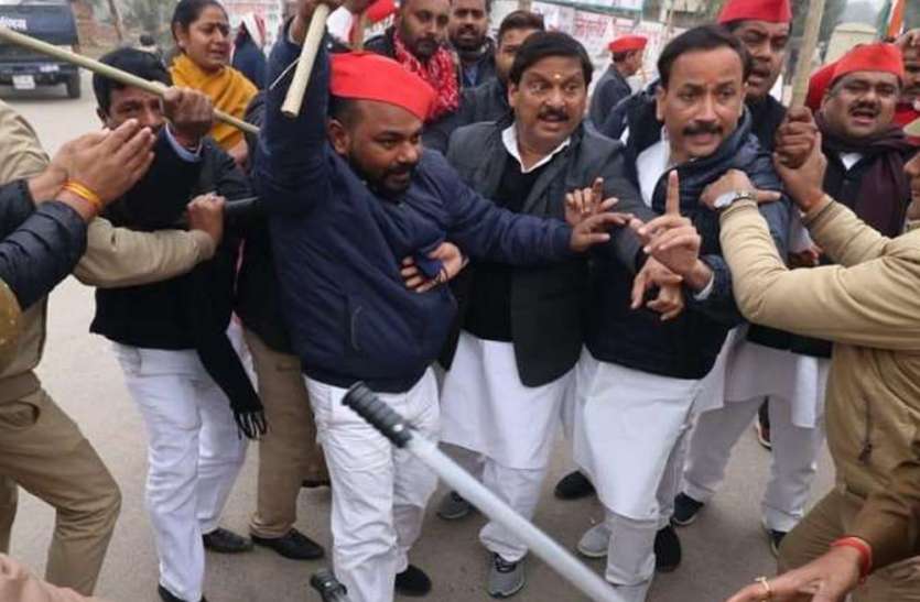 Samajwadi Party Protest किसानों के समर्थन में समाजवादी पार्टी की ट्रैक्टर रैली, लखनऊ में झड़प के बाद हिरासत में कई सपा नेता