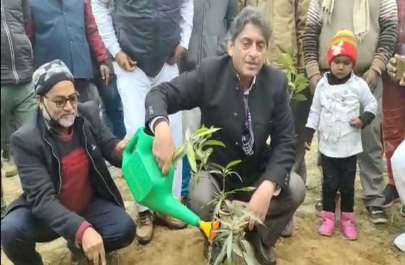 मस्जिद निर्माण का हुआ शिलान्यास, ईंट की जगह रखे गए 9 पौधे मस्जिद निर्माण का हुआ शिलान्यास, ईंट की जगह रखे गए 9 पौधे