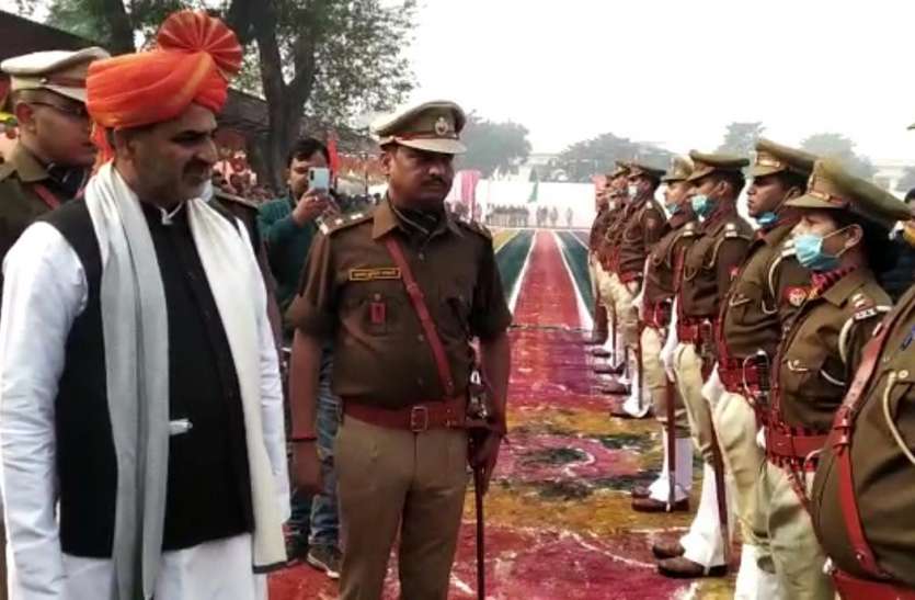 screenshot_from_2021-01-26_11-12-31.jpg Republic Day: पुलिस लाइन में केंद्रीय मंत्री ने किया ध्वजारोहण, बोले संविधान से है हमारी पहचान