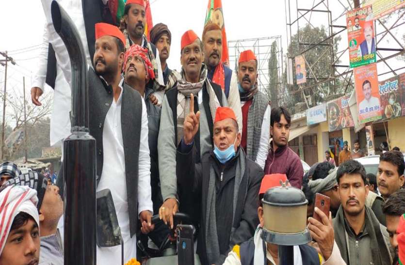 azamgarh news ट्रैक्टर यात्रा के बहाने सपाइयों का सरकार के खिलाफ हल्ला बोल