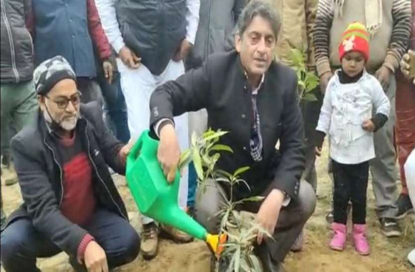 top_news.jpg UP TOP News : ध्वजारोहण के बाद धन्नीपुर में मस्जिद का हुआ शिलान्यास, लखनऊ के सिनेमाघरों में आज 10 रुपए में फिल्म देखें