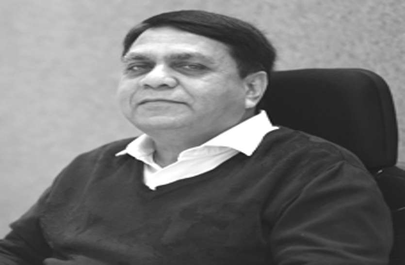 गणतंत्र दिवस: पढि़ए ऐसे शख्स की कहानी जिसने खुद फीस देकर तैयार किए डॉक्टर, इंजीनियर, 23 साल से कर रहे गरीब छात्रों की मदद गणतंत्र दिवस: पढि़ए ऐसे शख्स की कहानी जिसने खुद फीस देकर तैयार किए डॉक्टर, इंजीनियर, 23 साल से कर रहे गरीब छात्रों की मदद