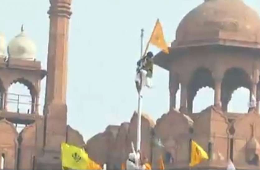 Red Fort Tractor Parade: लाल किले पर जिसने फहराया था निशान साहिब, जानिए आखिर कौन है वो शख्स