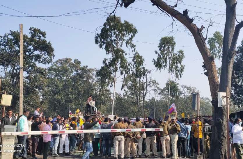 Demonstration ends on collector's appeal, workers and farmers union agreed to go to court कलेक्टर की अपील पर धरना प्रदर्शन समाप्त, कोर्ट जाने की सलाह पर माने मजदूर व किसान संघ
