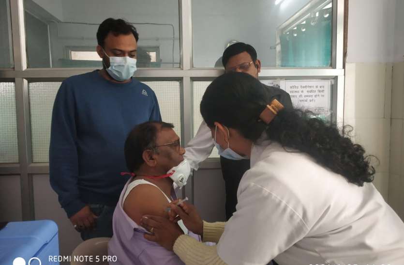 Vaccination at five other centers along with district hospital, 293 he जिला अस्पताल के साथ पांच अन्य सेंटरों पर टीकाकरण , 293 हेल्थ और फ्रंटलाइन वर्कर्स ने लगवाएं टीके