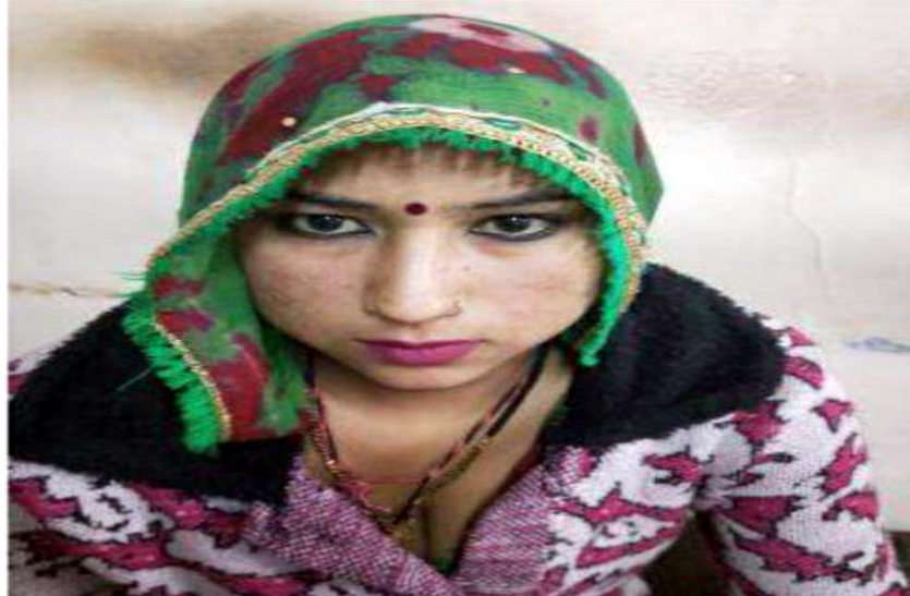 a4.jpg गणतंत्र दिवस पर गंदा काम करती पकड़ी गई महिला, मिला यह आपत्तिजनक सामान