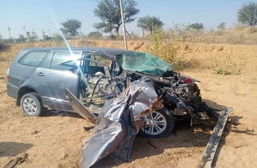 ट्रोले से टक्कर के बाद हवा में 10 फीट उछली कार, एक की मौत, तीन घायल ट्रोले से टक्कर के बाद हवा में 10 फीट उछली कार, एक की मौत, तीन घायल