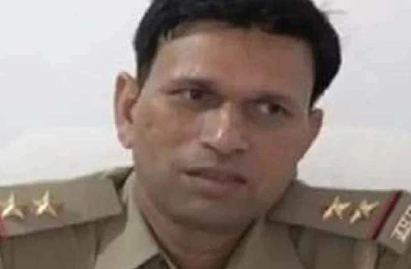 UP Top Ten News: हटाए गए बिठूर इंस्पेक्टर, चोरी की निजी कार के प्रयोग को लेकर थे सुर्खियों में UP Top Ten News: हटाए गए बिठूर इंस्पेक्टर, चोरी की निजी कार के प्रयोग को लेकर थे सुर्खियों में